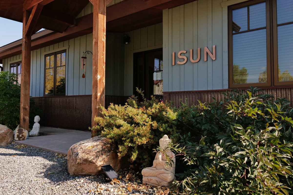 ISUNs laboratoriebygning omgitt av planter i Colorado