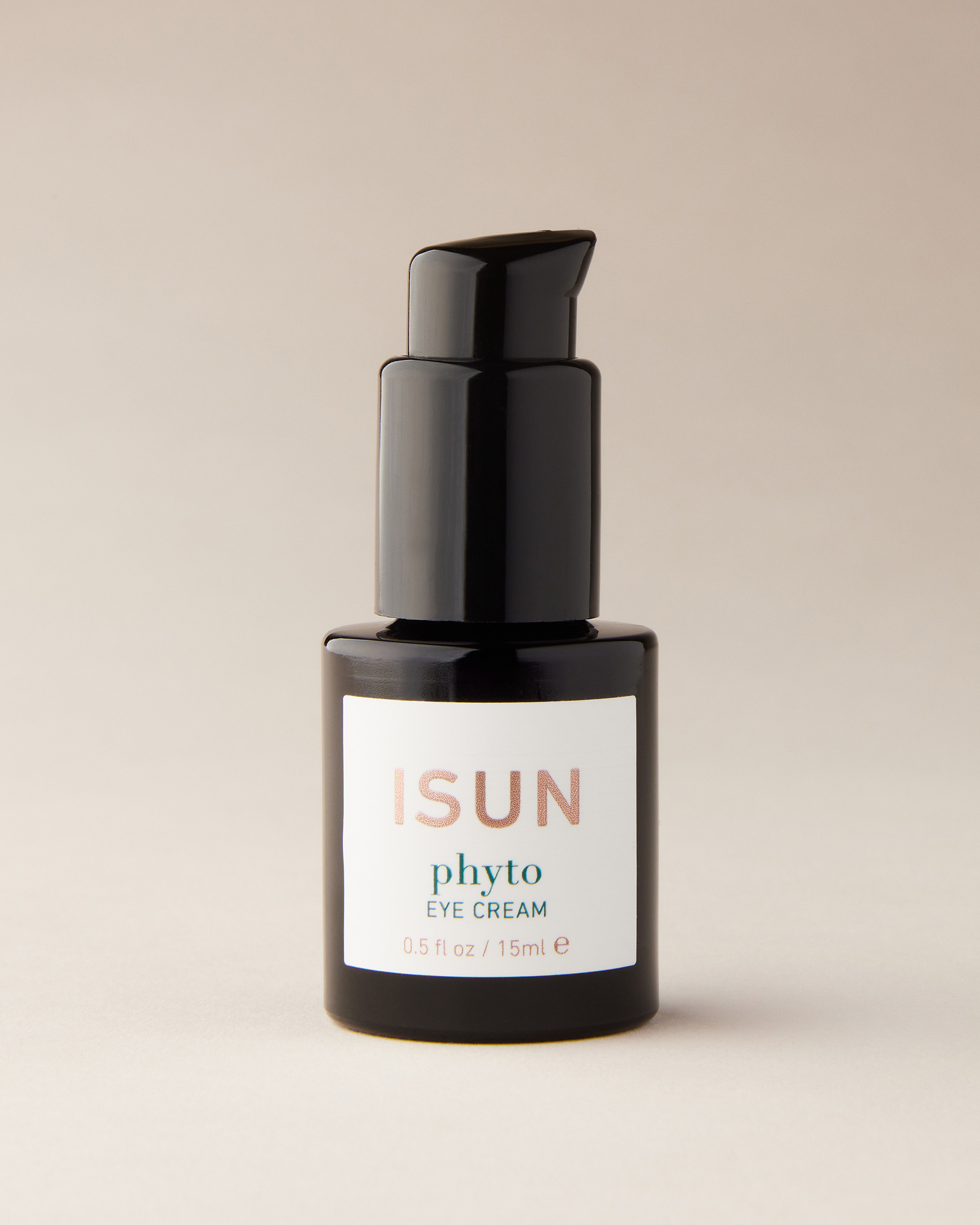 En elegant, svart flaske med en ren, hvit etikett mot en lys bakgrunn.