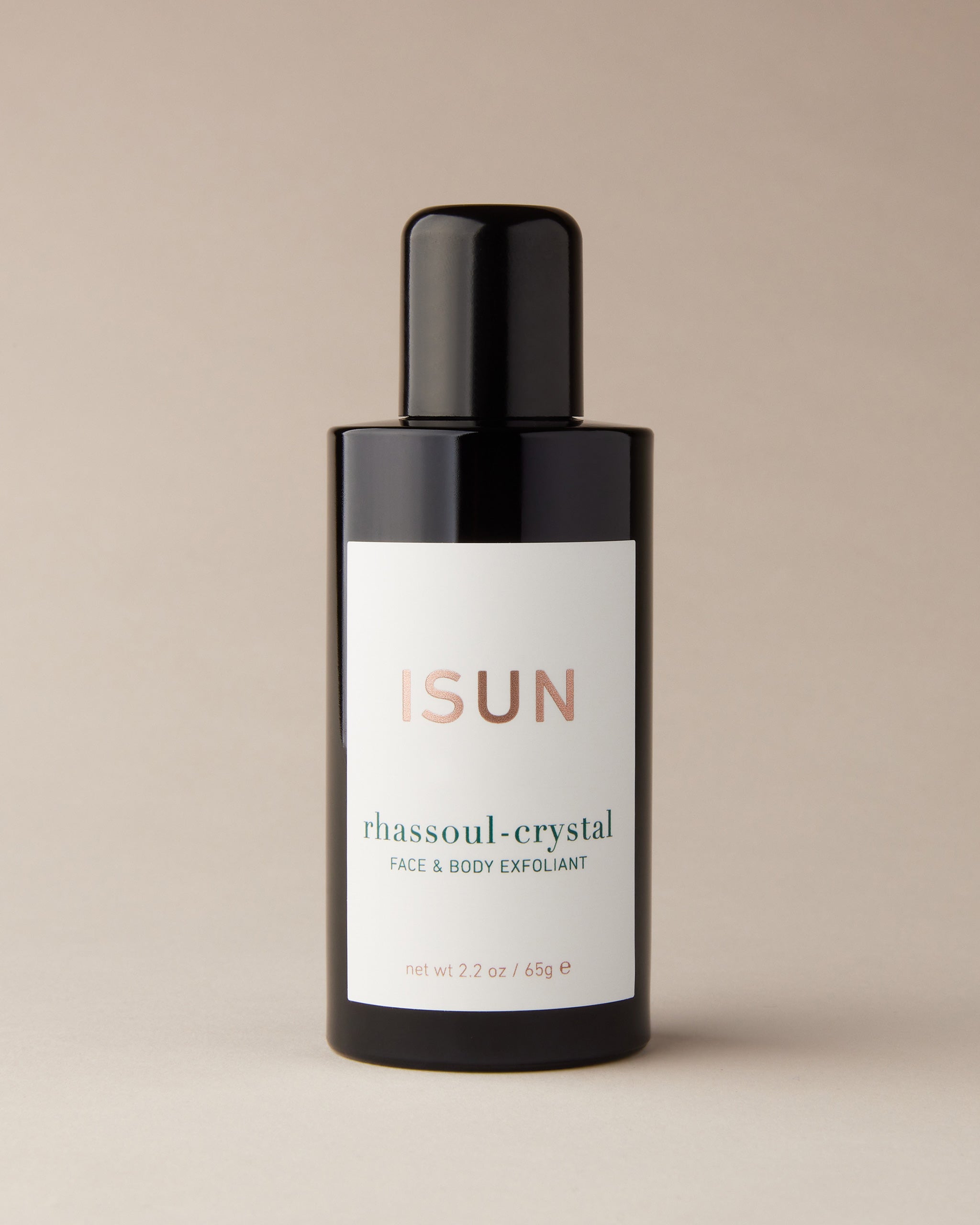 En elegant, svart flaske med en ren, hvit etikett mot en lys bakgrunn.