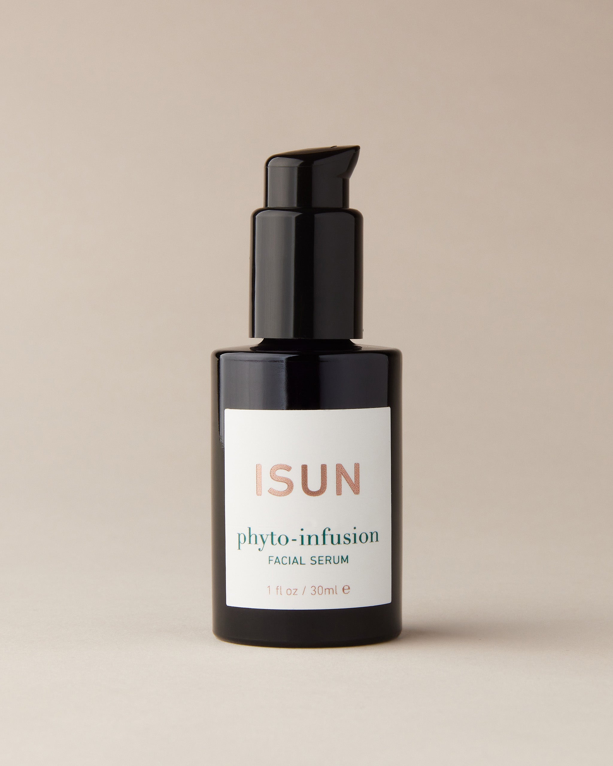 ISUN Phyto-Infusion Serum-flasker plassert på en varm beige bakgrunn.