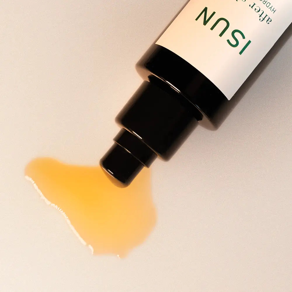 Flaske som ligger på siden med After Shave serum som renner ut