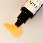 Flaske som ligger på siden med After Shave serum som renner ut