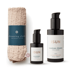 ISUN Mineral Ritual med Sunstone Cleanse, Sunstone Facial Oil og en sammenrullet ansiktsklut i bomull på hvit bakgrunn.