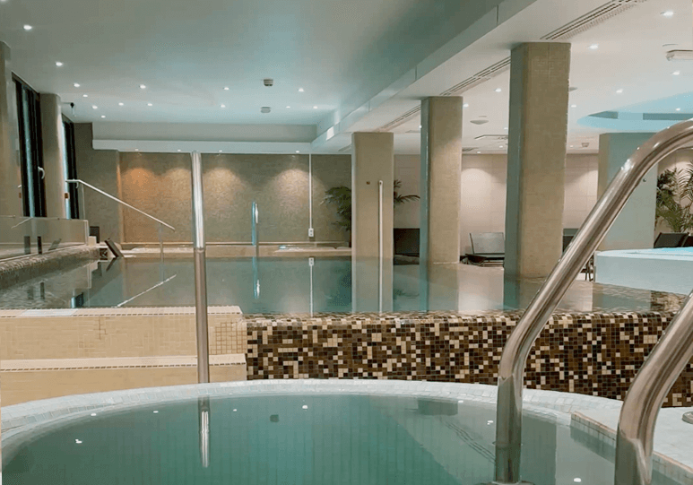 Innendørs svømmebasseng i et rolig spaområde