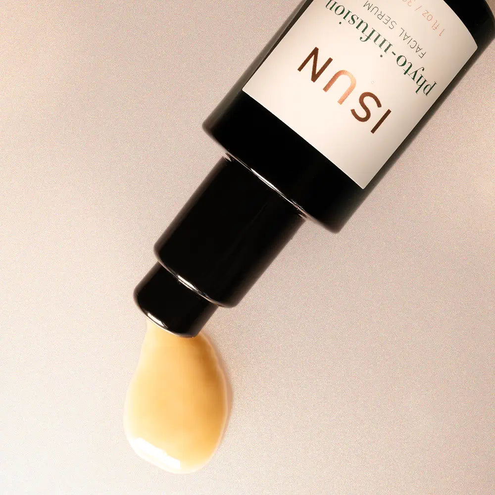 Flaske som ligger på siden med Phyto-Infusion ansiktsserum som renner ut