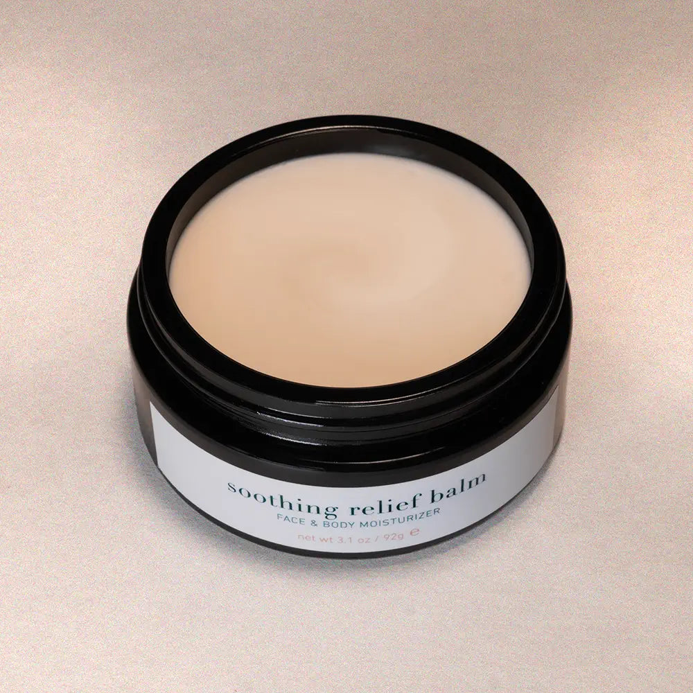 Åpen krukke som viser Soothing Relief Balm