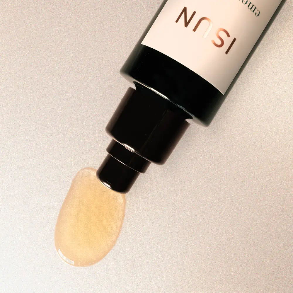 Flaske som ligger på siden med Emerald Sun Hydrosol Serum som renner ut