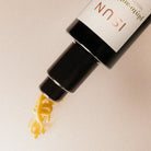 Flaske som ligger på siden med Phyto-Antioxidant ansiktskrem som renner ut