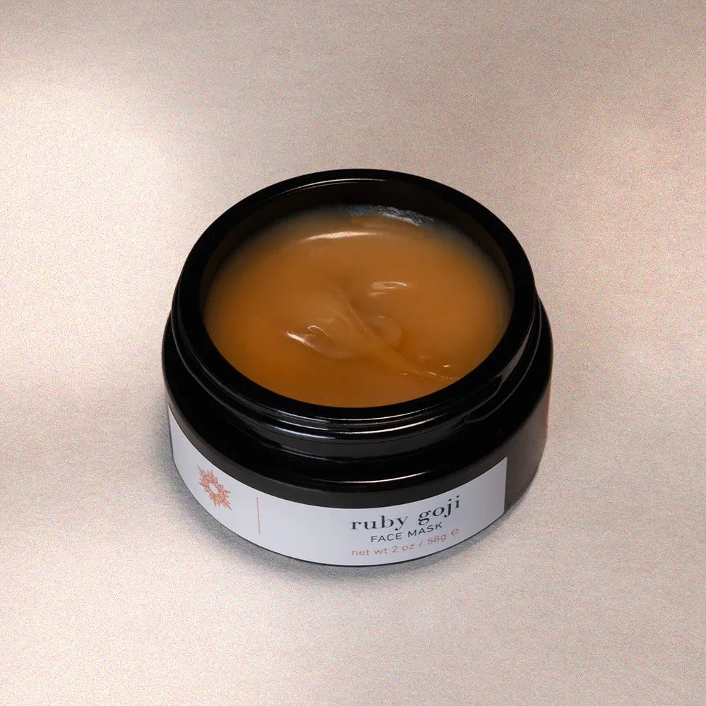 Åpen krukke som viser Ruby Goji Mask